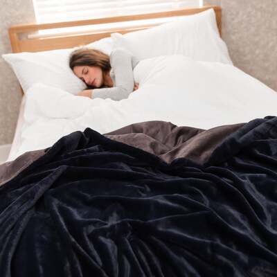 Luxury Faux Fur Throws - Faux Fur Throw Blanket in Midnight Blue